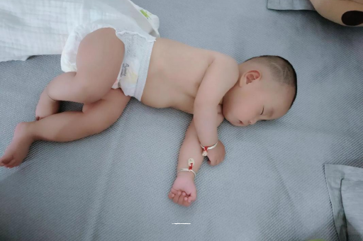吐鲁番三个月宝宝抬头不稳